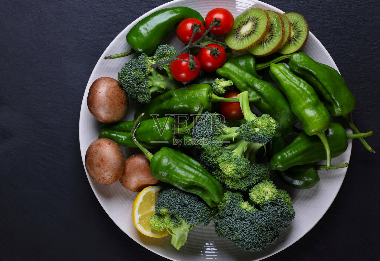 绿色蔬菜和水果,带有红色的点缀照片摄影图片