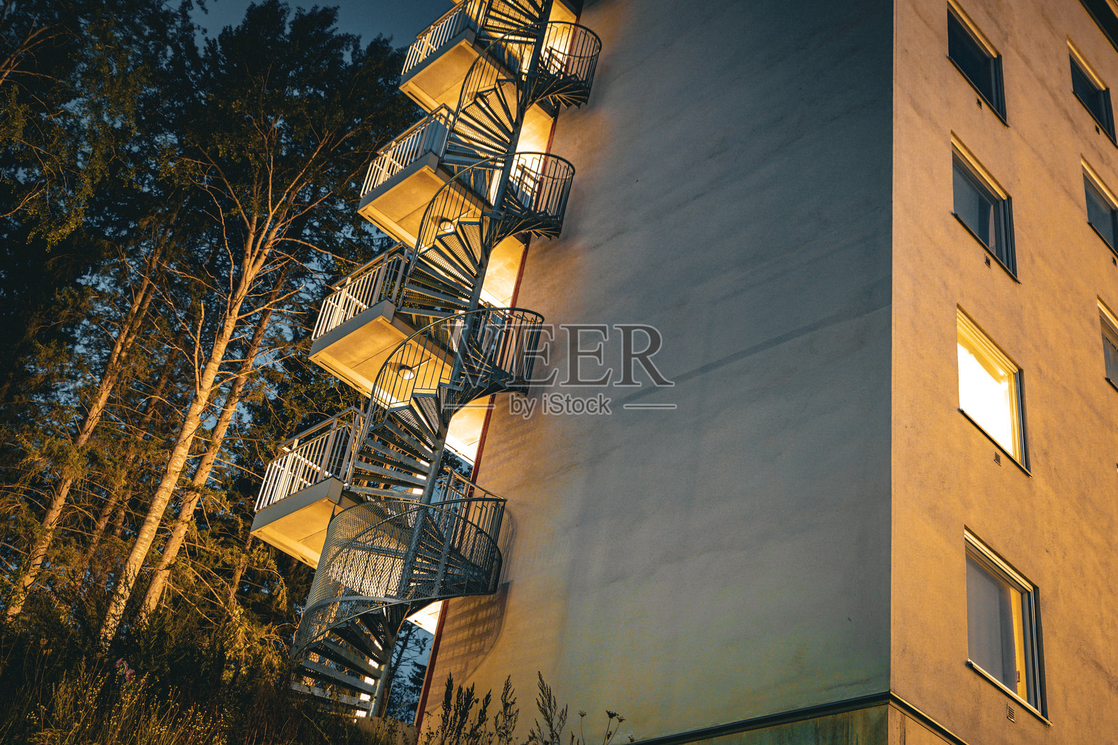 夜间从低角度拍摄的哈丁厄建筑照片摄影图片