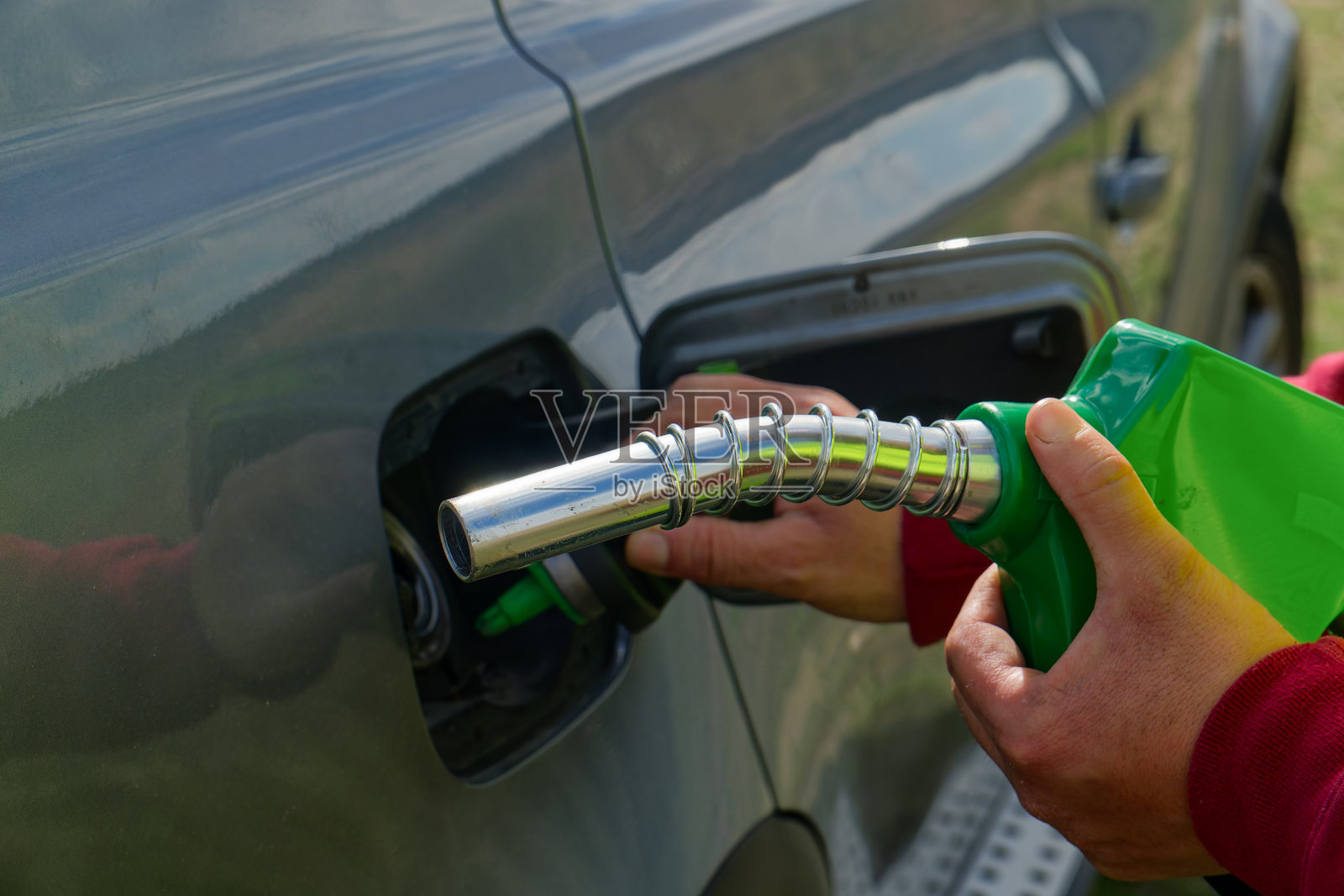 司机在加油站为汽车加油照片摄影图片