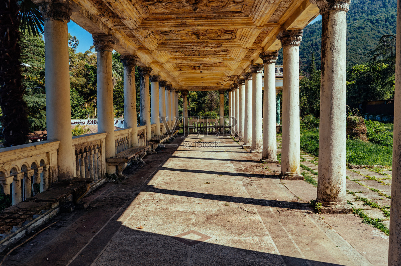 阿布哈兹的废弃火车站的柱廊,背景是山景。照片摄影图片
