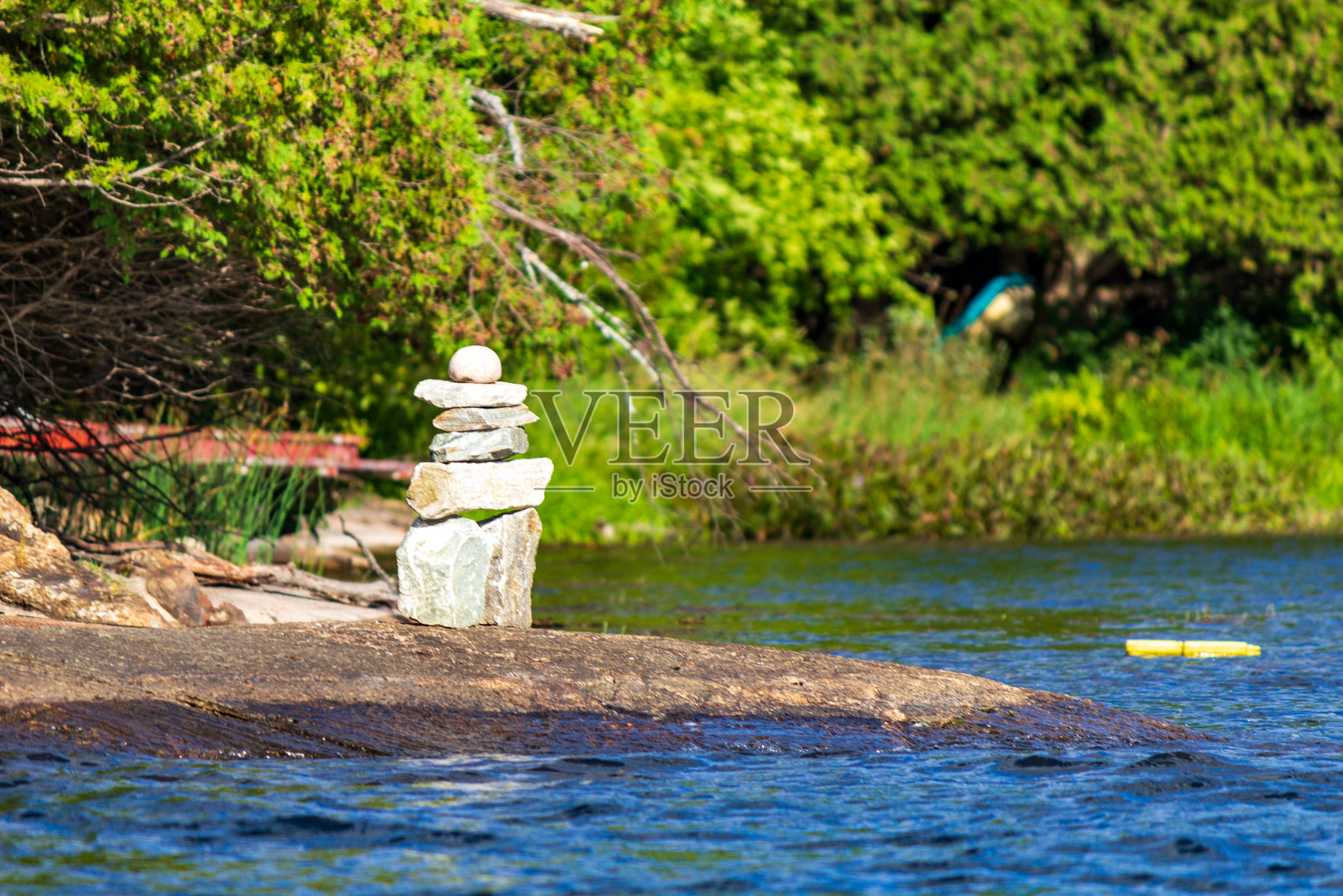 宁静湖畔风景中的平衡石堆照片摄影图片
