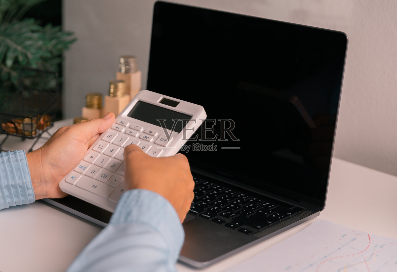 专业企业家和成功的商人从办公室管理他们的公司,利用笔记本电脑进行商业和创业任务。经济,灵感,投资,步骤。照片摄影图片