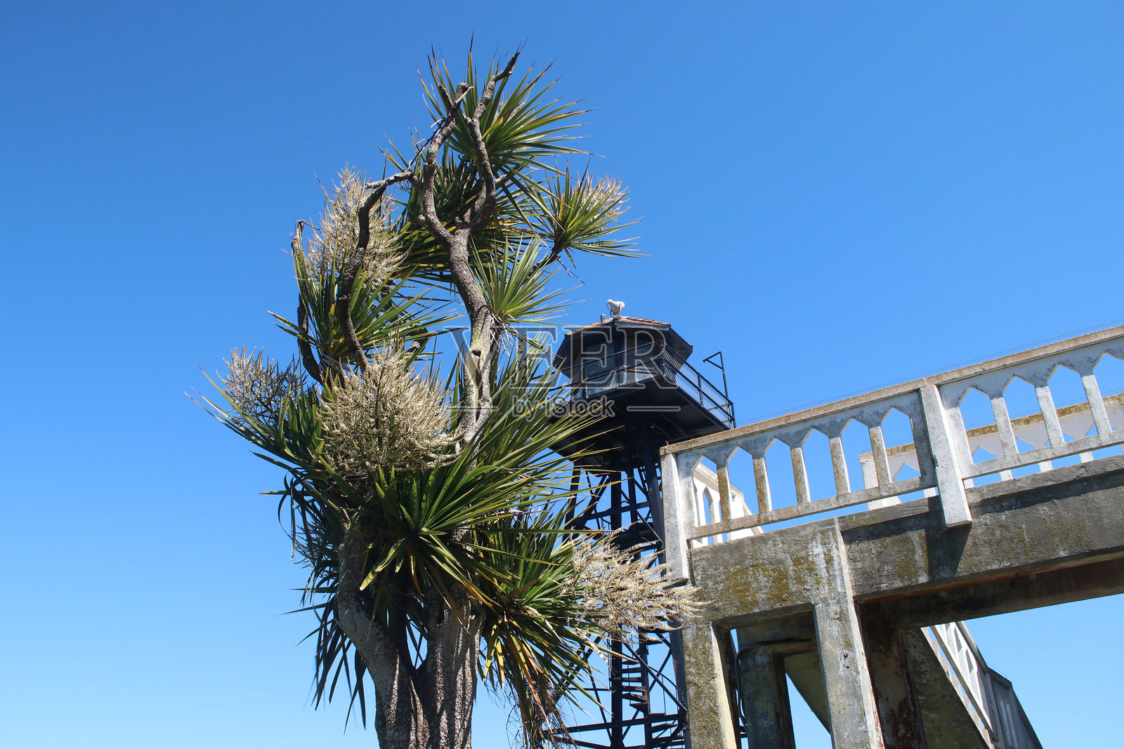 旧金山监狱阿尔卡特拉斯的瞭望塔照片摄影图片
