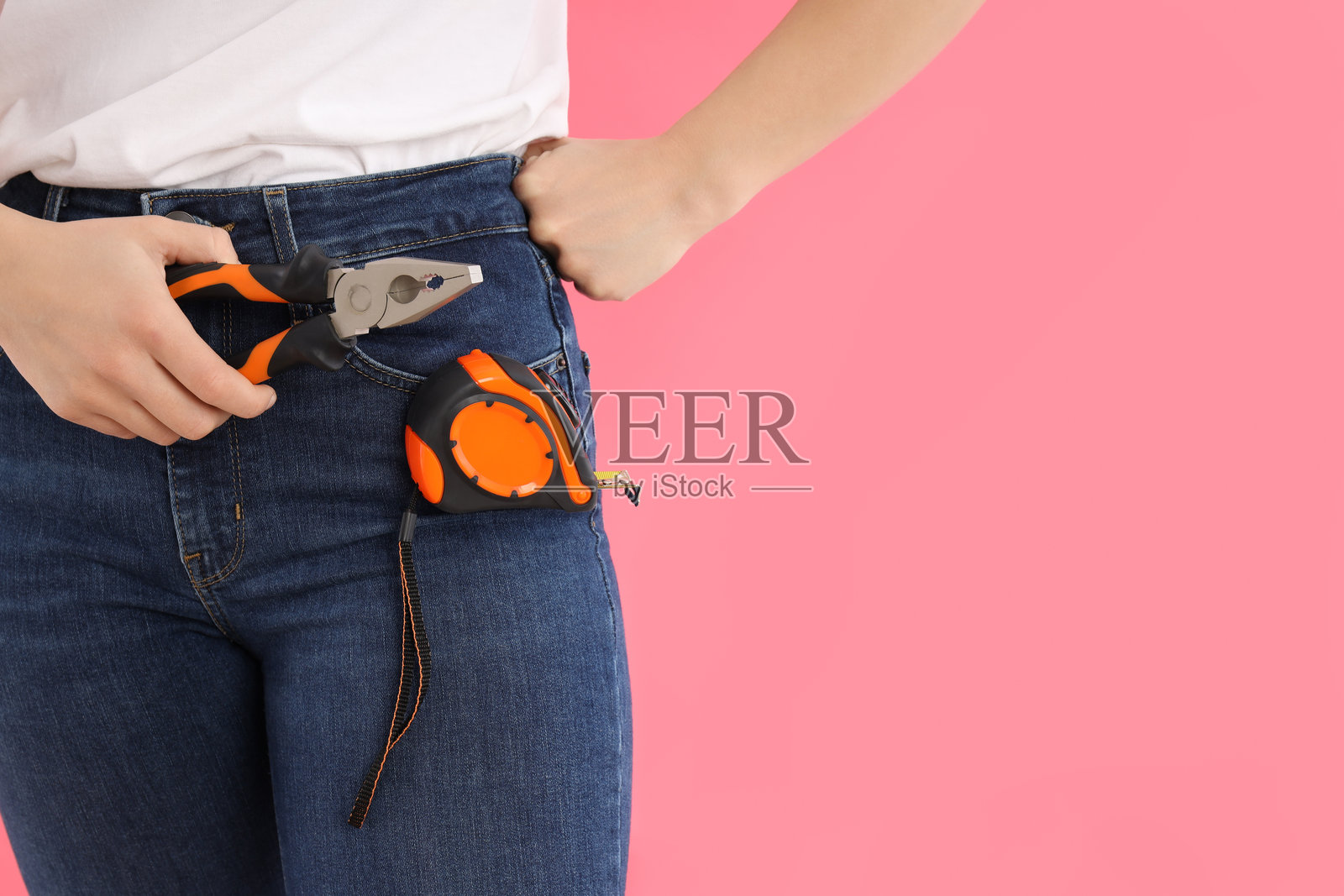 职业概念,年轻女性在粉色背景上照片摄影图片