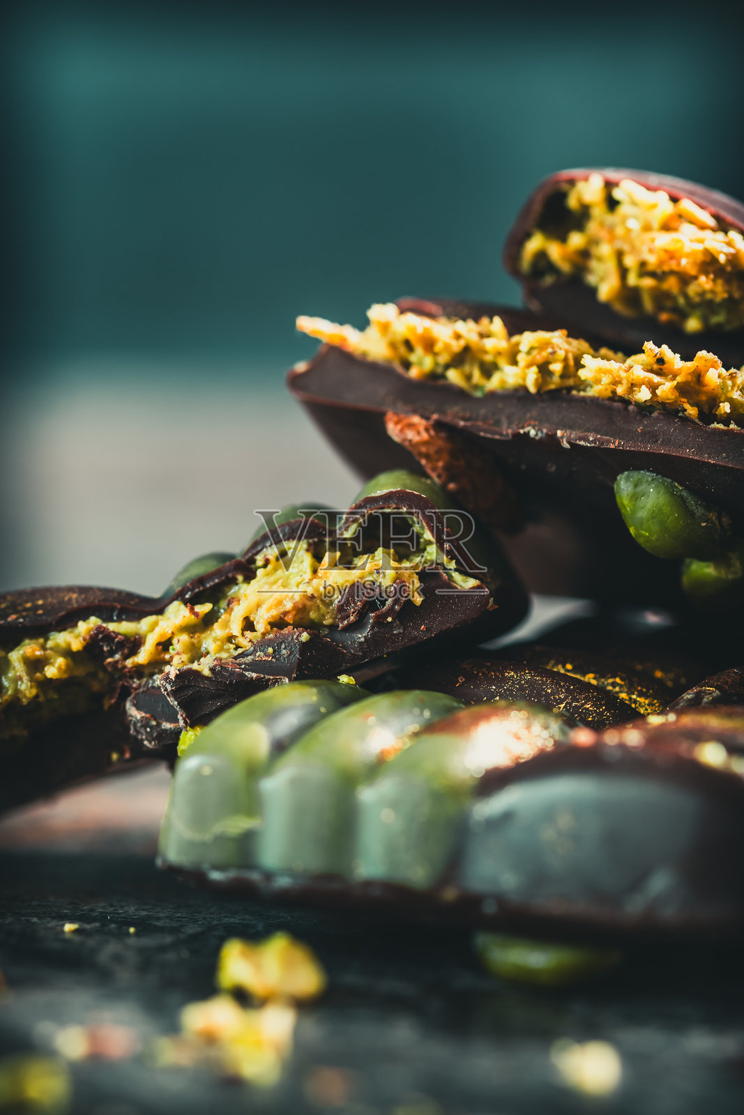 迪拜巧克力配开心果奶油、卡达伊夫和开心果,背景为深色照片摄影图片