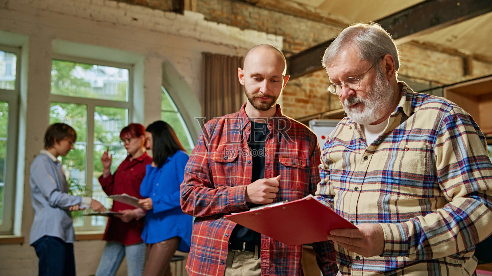 团队在现代办公室的会议室中合作,分析数据并设定业务增长的战略目标。照片摄影图片