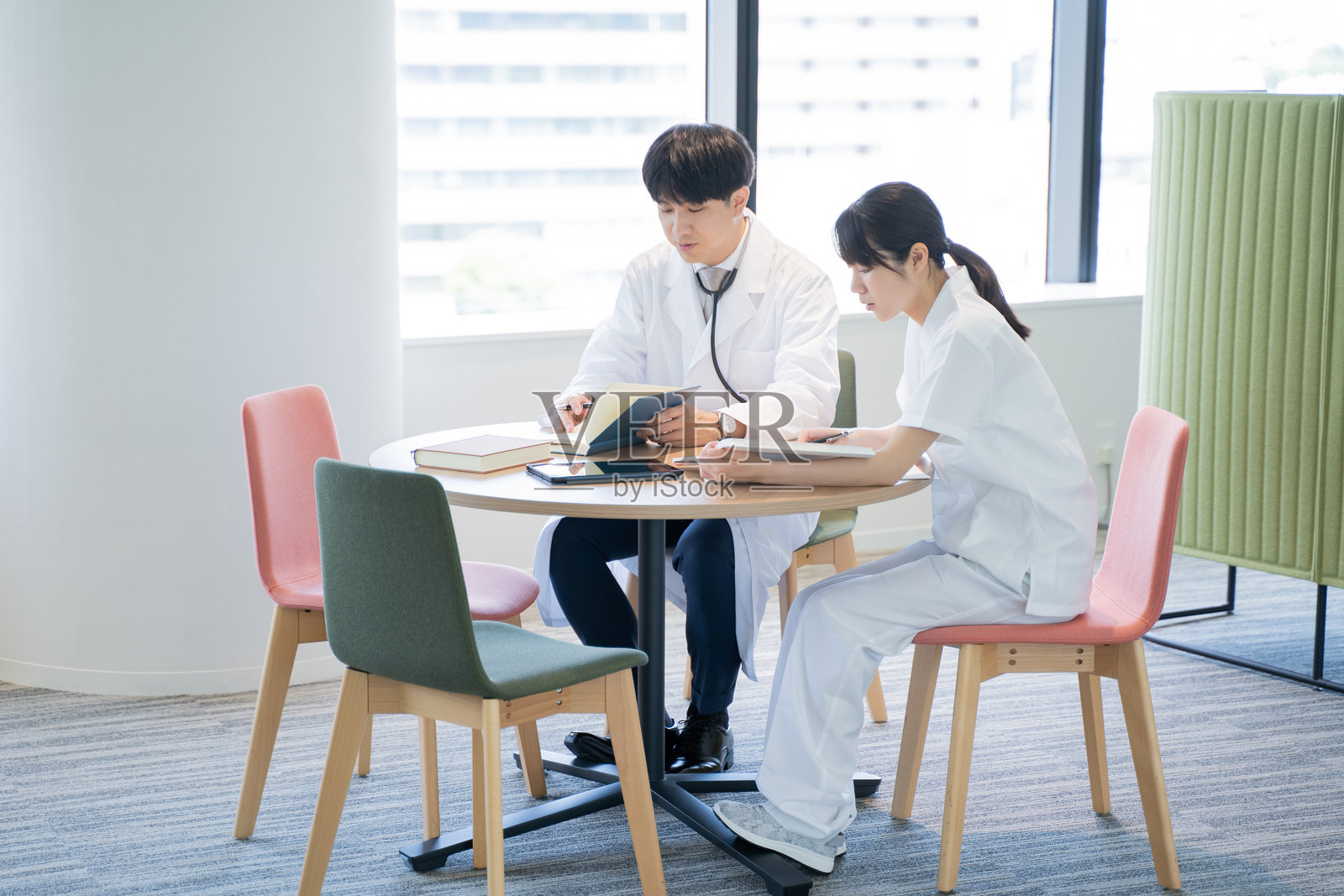 护士和医生在学习照片摄影图片