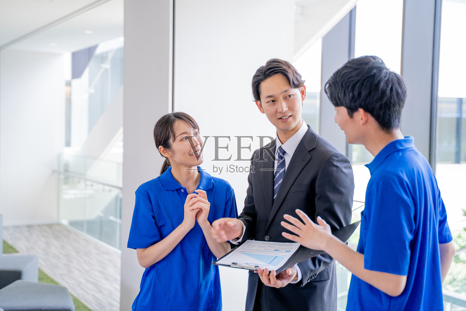 护理人员与商人之间的会议照片摄影图片