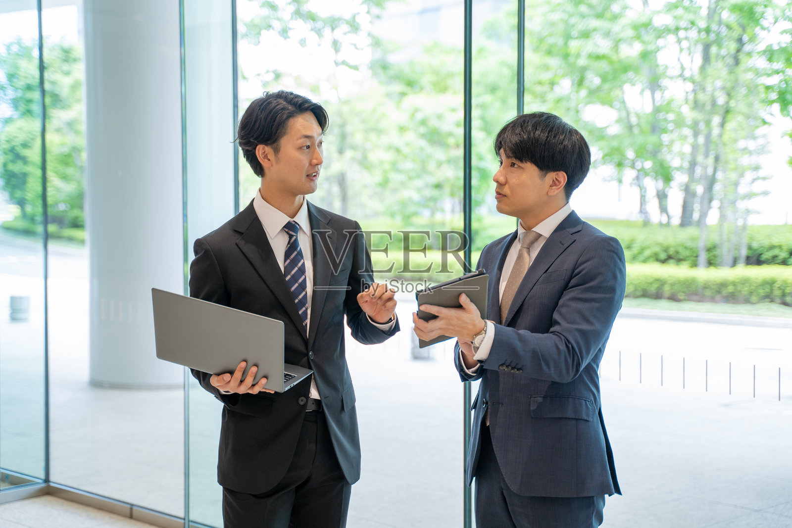 男商人与他人开会照片摄影图片