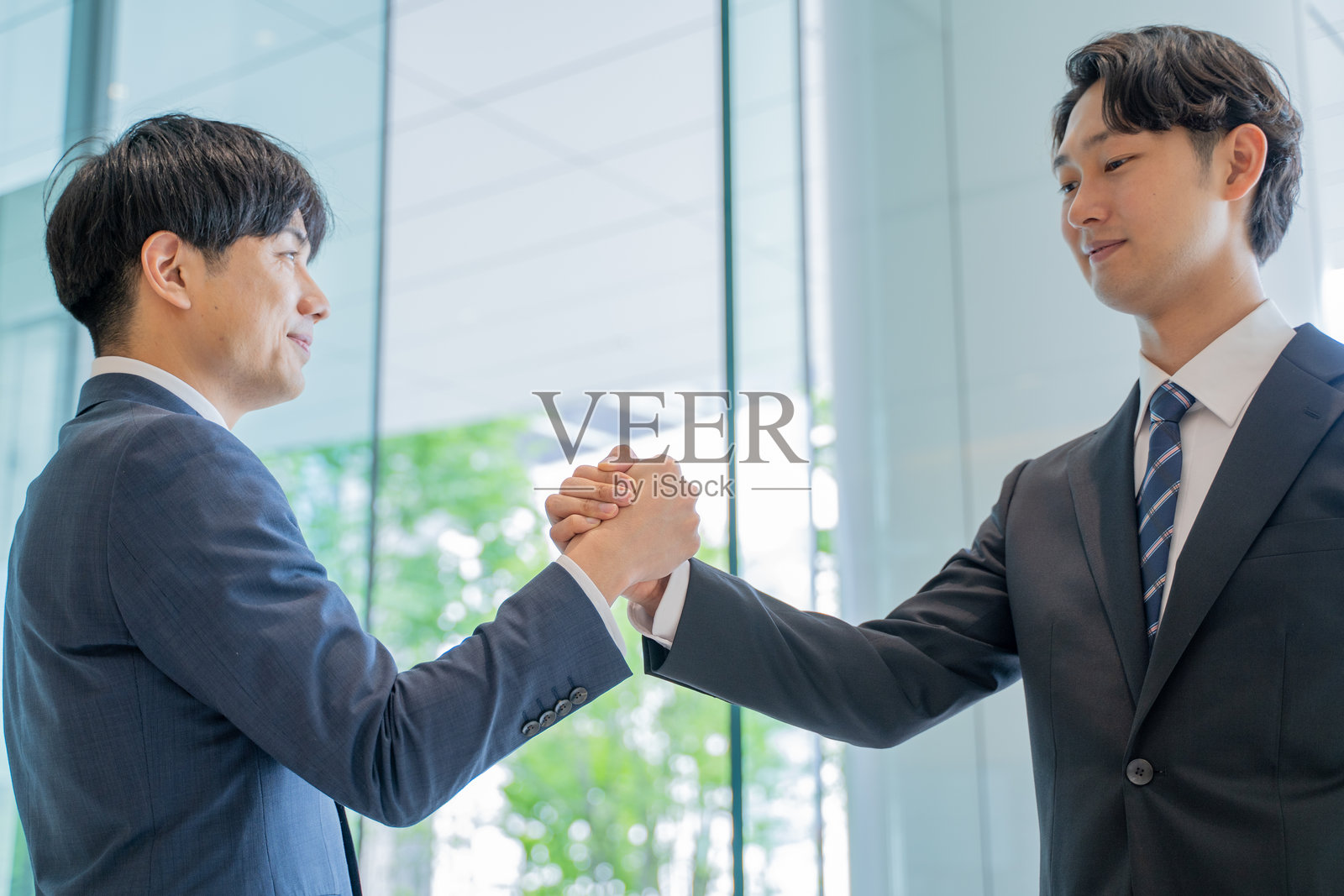 商人握手照片摄影图片