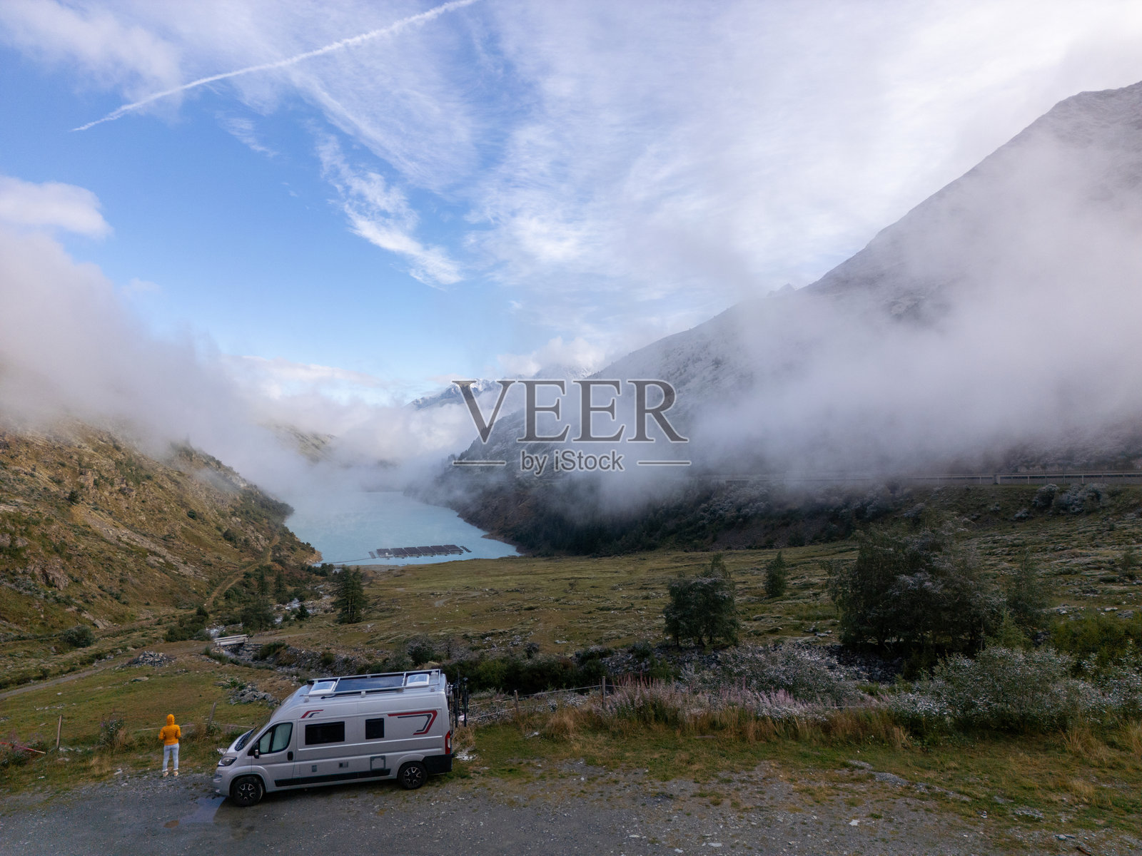 雾气弥漫的山地风景中的露营车与水库景观照片摄影图片