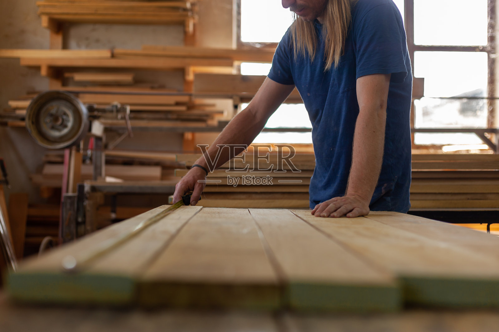 在车间掌握木工艺术照片摄影图片