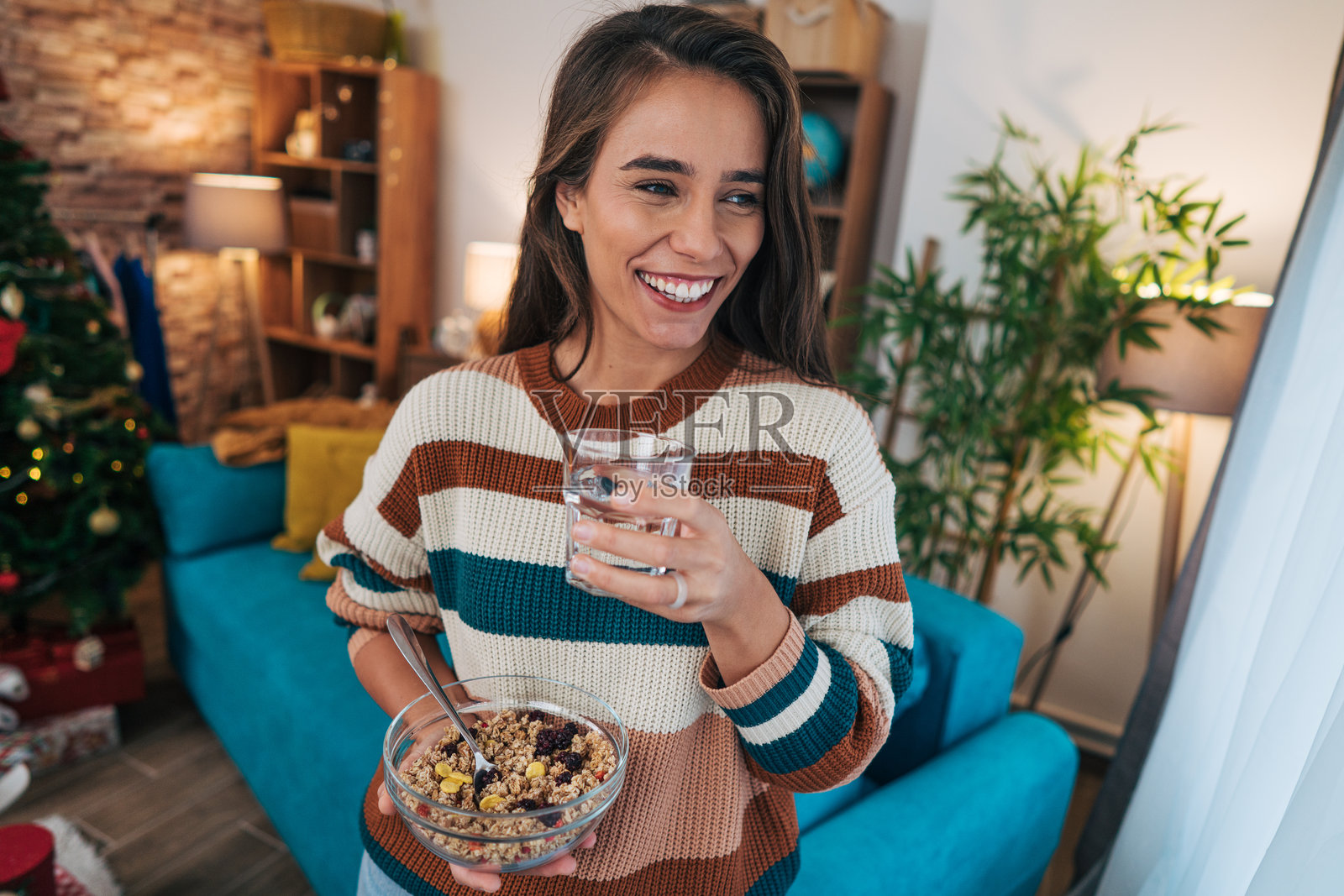 一位29岁美丽、开朗的女性享受着圣诞节的氛围。照片摄影图片