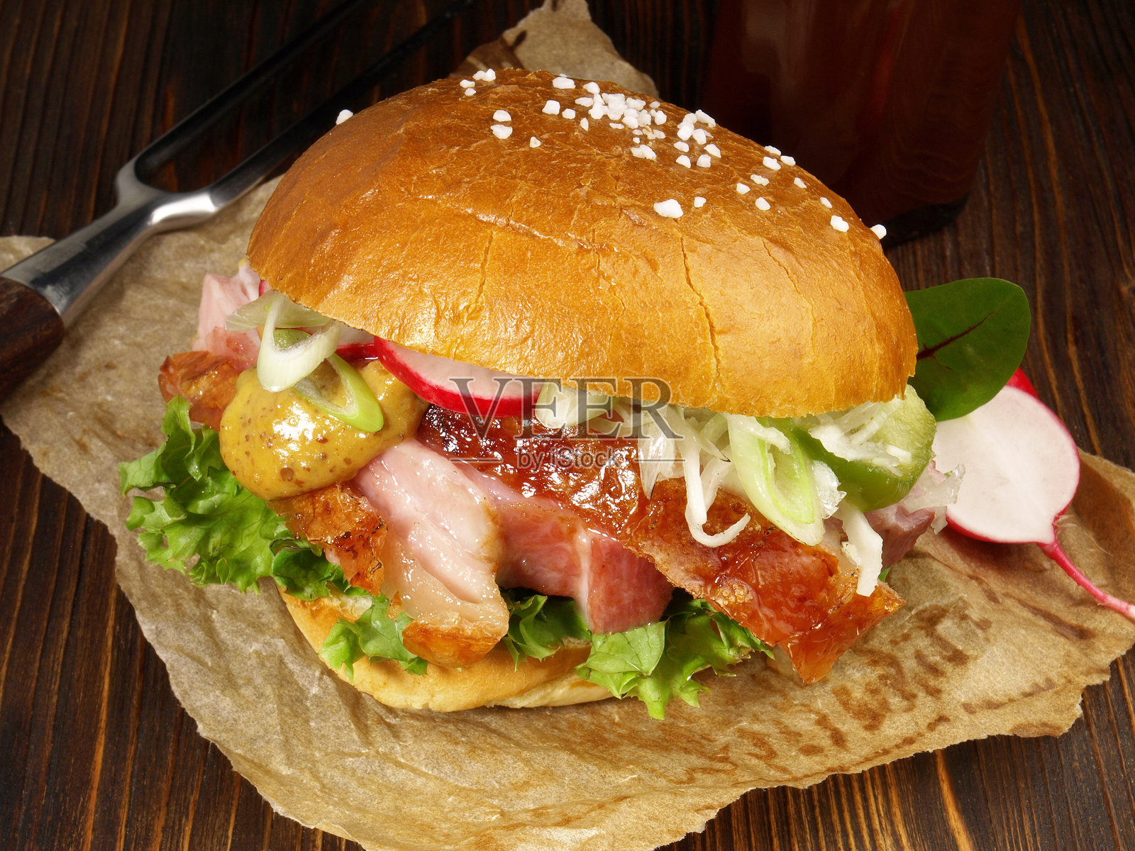 猪肉沙拉汉堡烧烤照片摄影图片