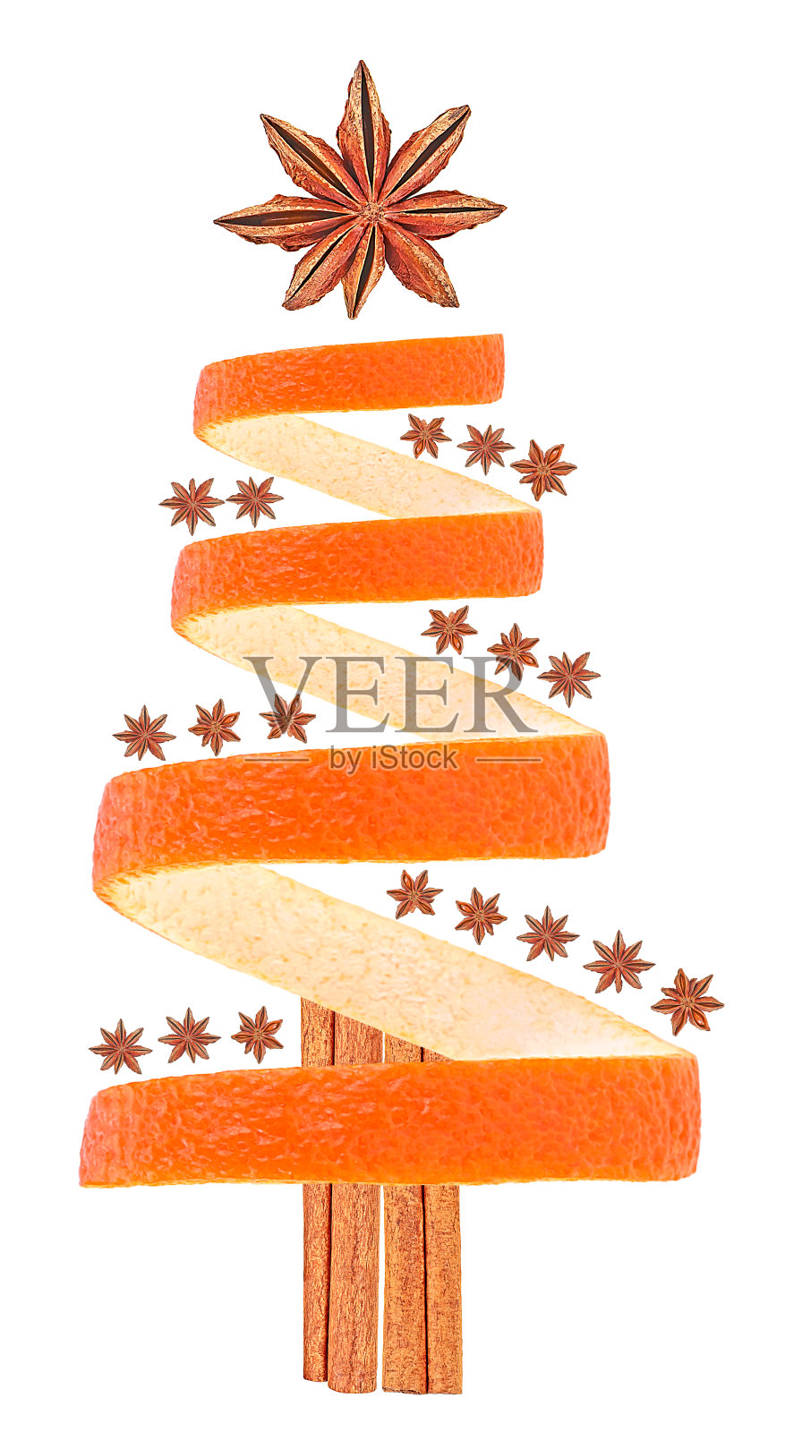 用橙皮、肉桂棒和八角星制作的圣诞树的孤立图像,适合圣诞装饰。照片摄影图片