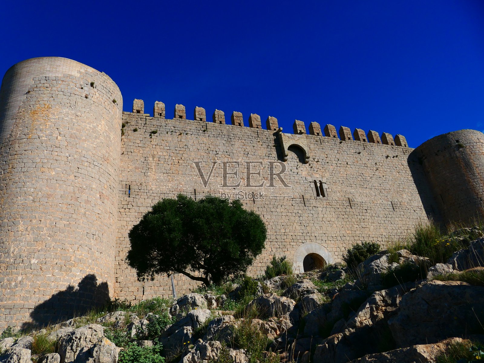 13世纪的托罗埃拉德蒙特格里空城堡,免费入场,加泰罗尼亚照片摄影图片