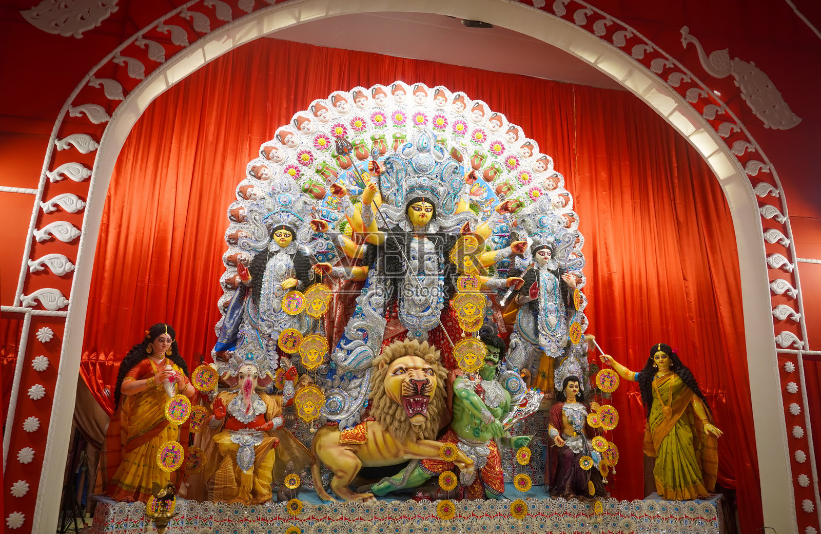 杜尔迦女神的雕像与其他神祇在杜尔迦普贾节中的场景照片摄影图片