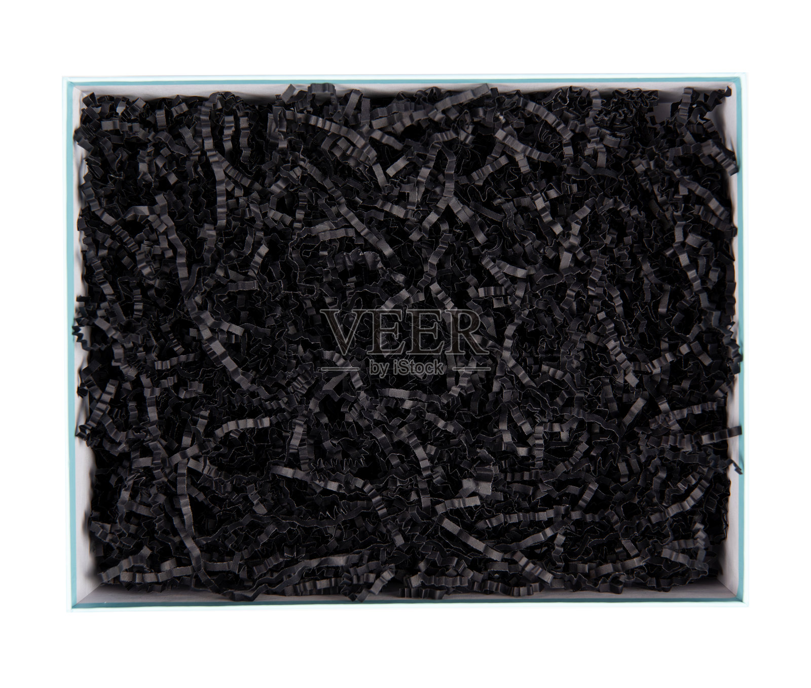 从上方看空的打开礼品盒,里面装有黑色撕碎纸屑 - 礼品盒填充物。奢华的礼物包装或产品背景。白色背景,摄影棚拍摄。照片摄影图片