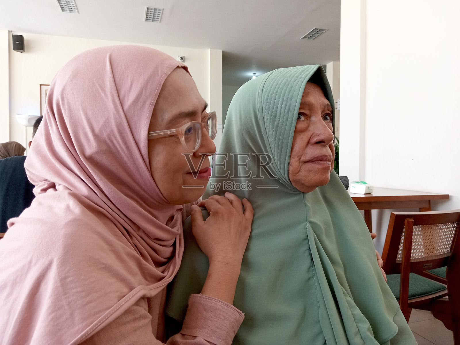 年长的母亲和她的成年女儿。照片摄影图片