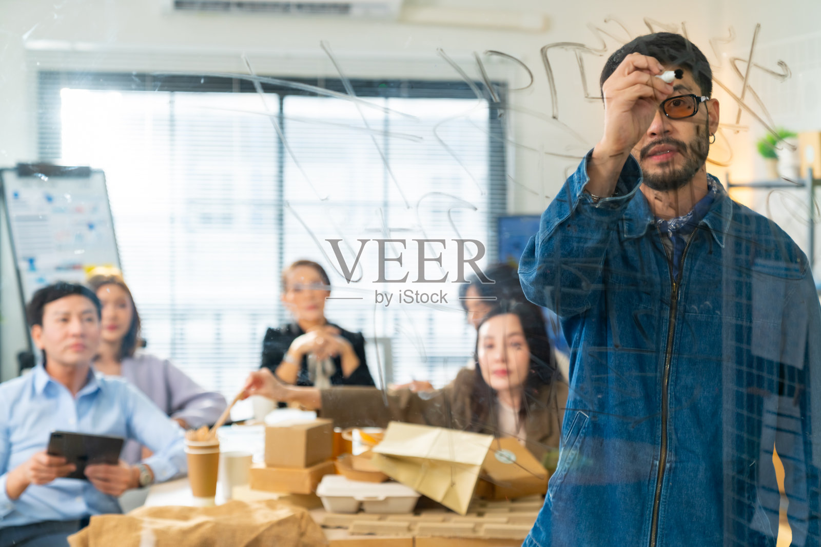 一群亚洲商务人士在会议室开会。照片摄影图片