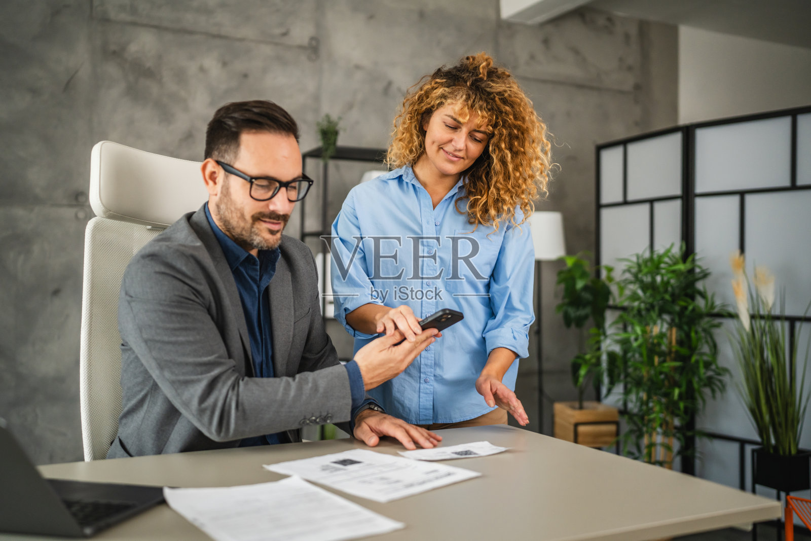 商人和女商人在手机上进行无接触支付照片摄影图片