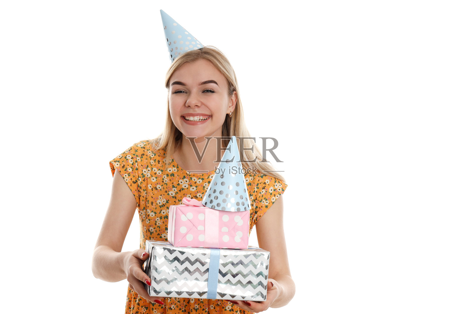 快乐生日的概念,年轻女性在白色背景上独自一人照片摄影图片