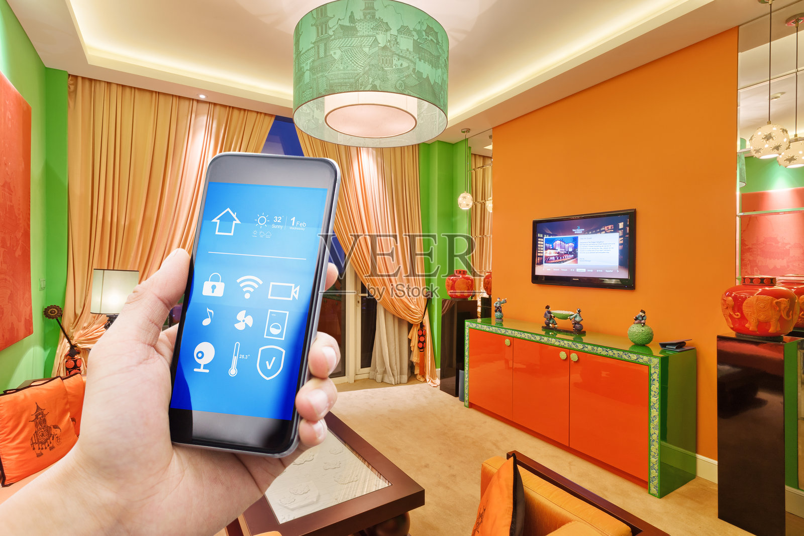 样板间内使用手机智慧家居APP照片摄影图片