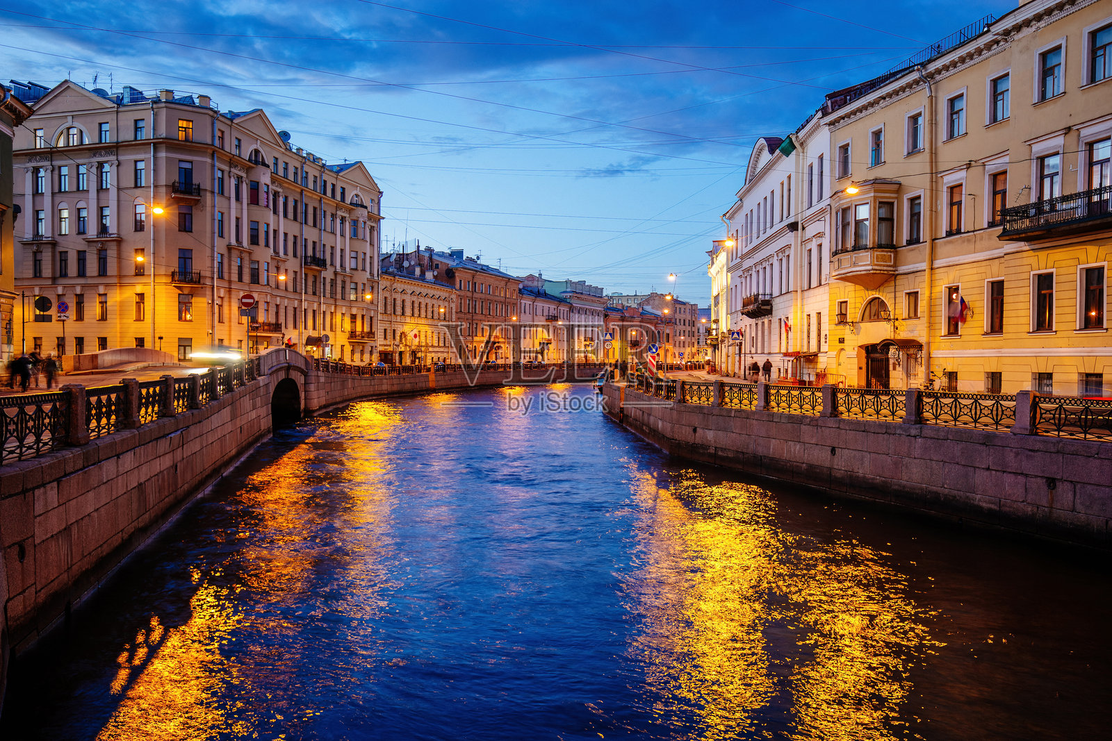 圣彼得堡夜景,河道中有船只。照片摄影图片