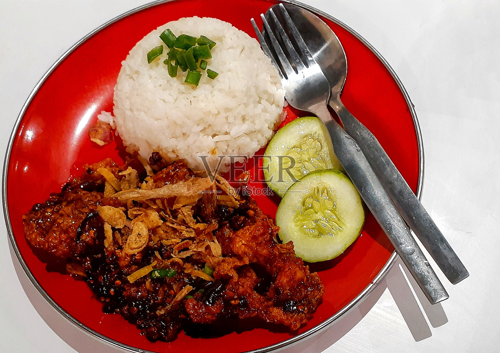 烤猪肉饭照片摄影图片