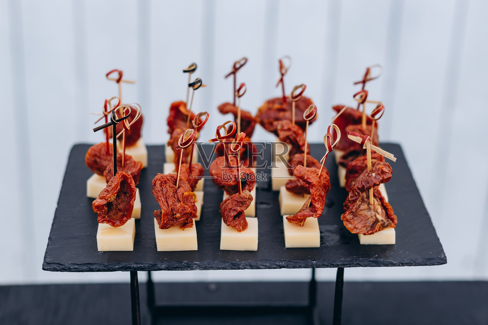 桌子上摆满了小吃照片摄影图片