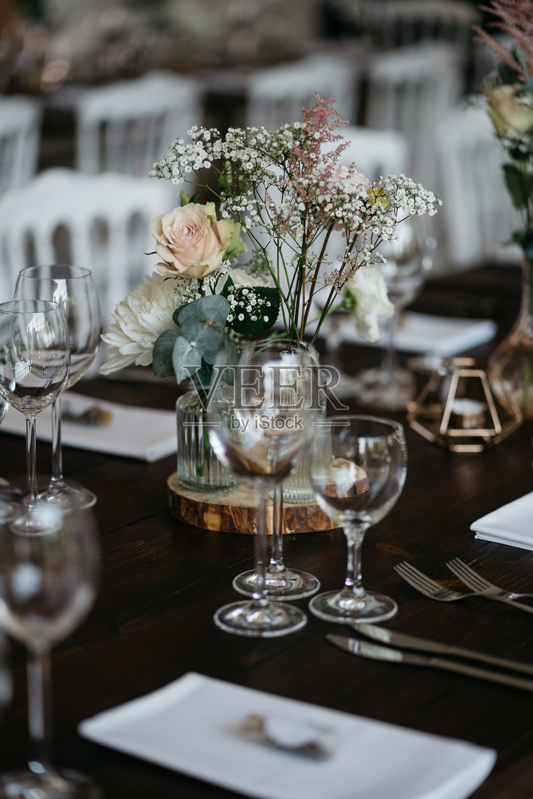 优雅的婚礼桌布置,配有精致的花卉装饰和酒杯照片摄影图片