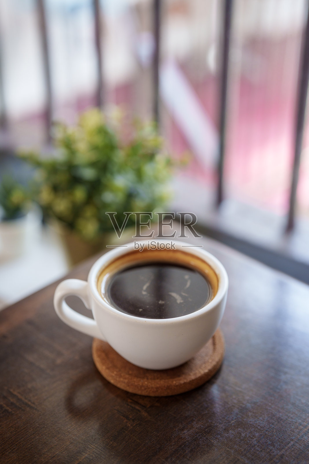白色杯子里的热黑咖啡放在木桌上照片摄影图片