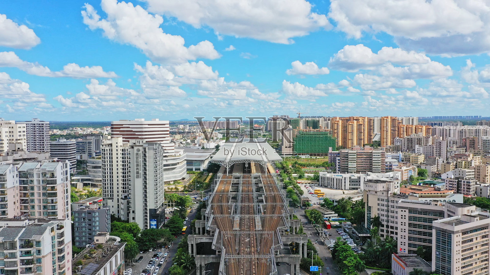 海口东火车站,海口市天际线,海南,中国,亚洲。照片摄影图片