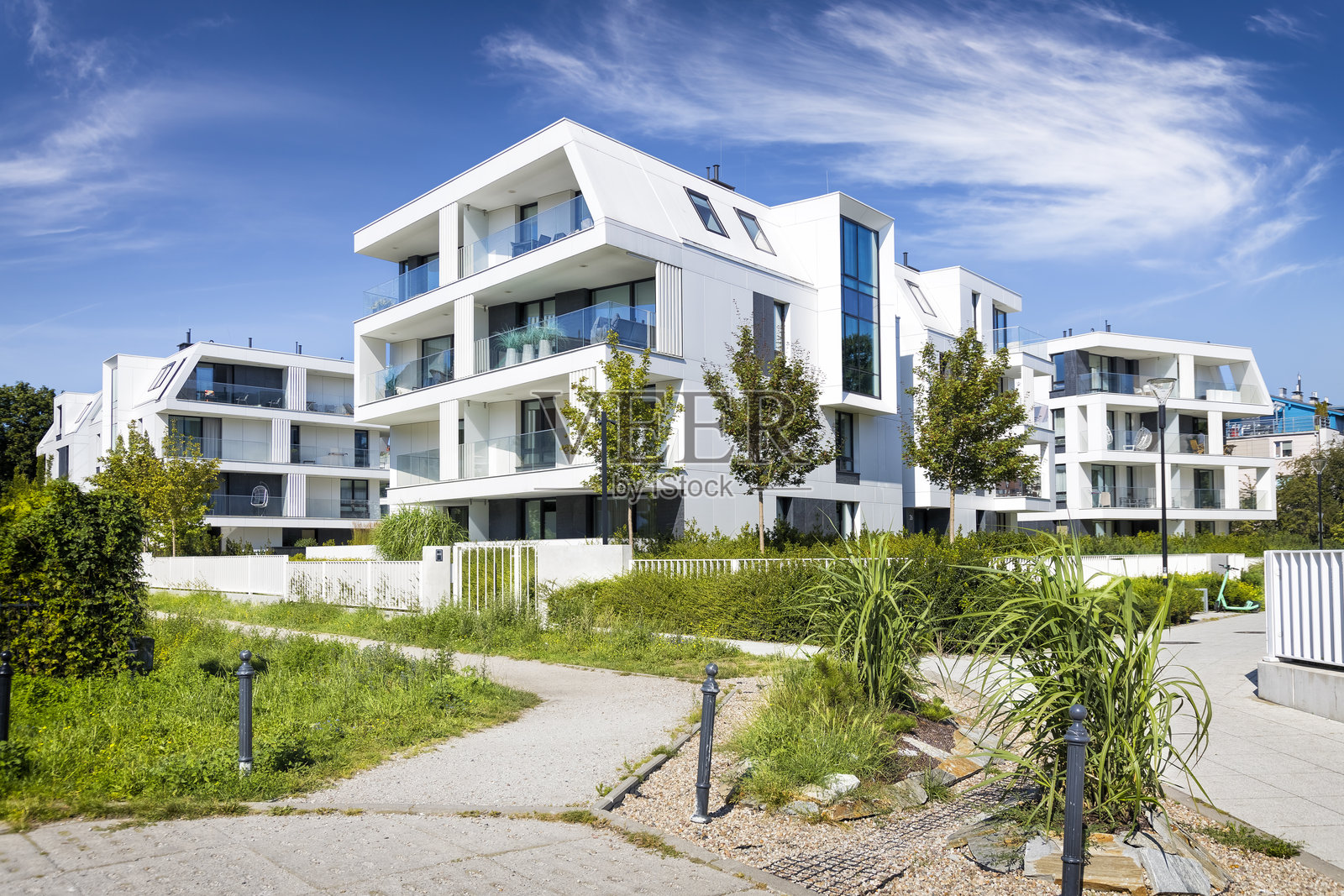 现代住宅区的白色公寓楼照片摄影图片