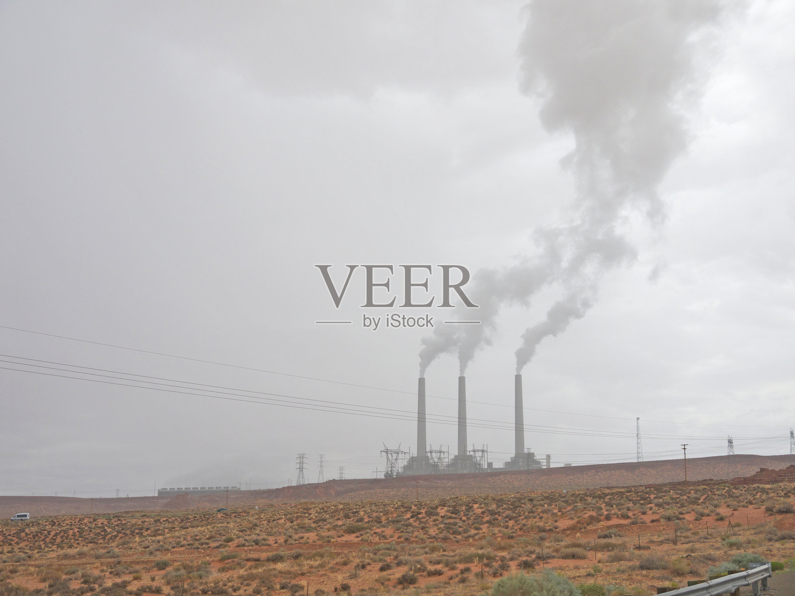 沙漠中的发电厂照片摄影图片