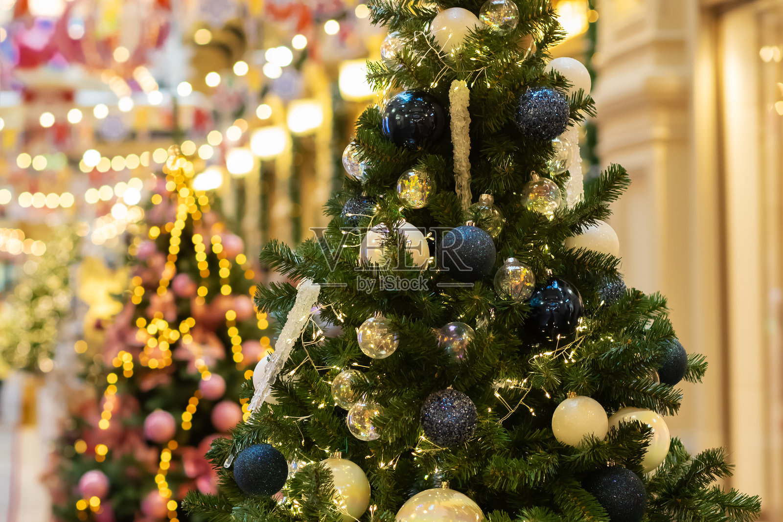 圣诞背景,闪亮的装饰,快乐的节日,光彩夺目的饰品照片摄影图片