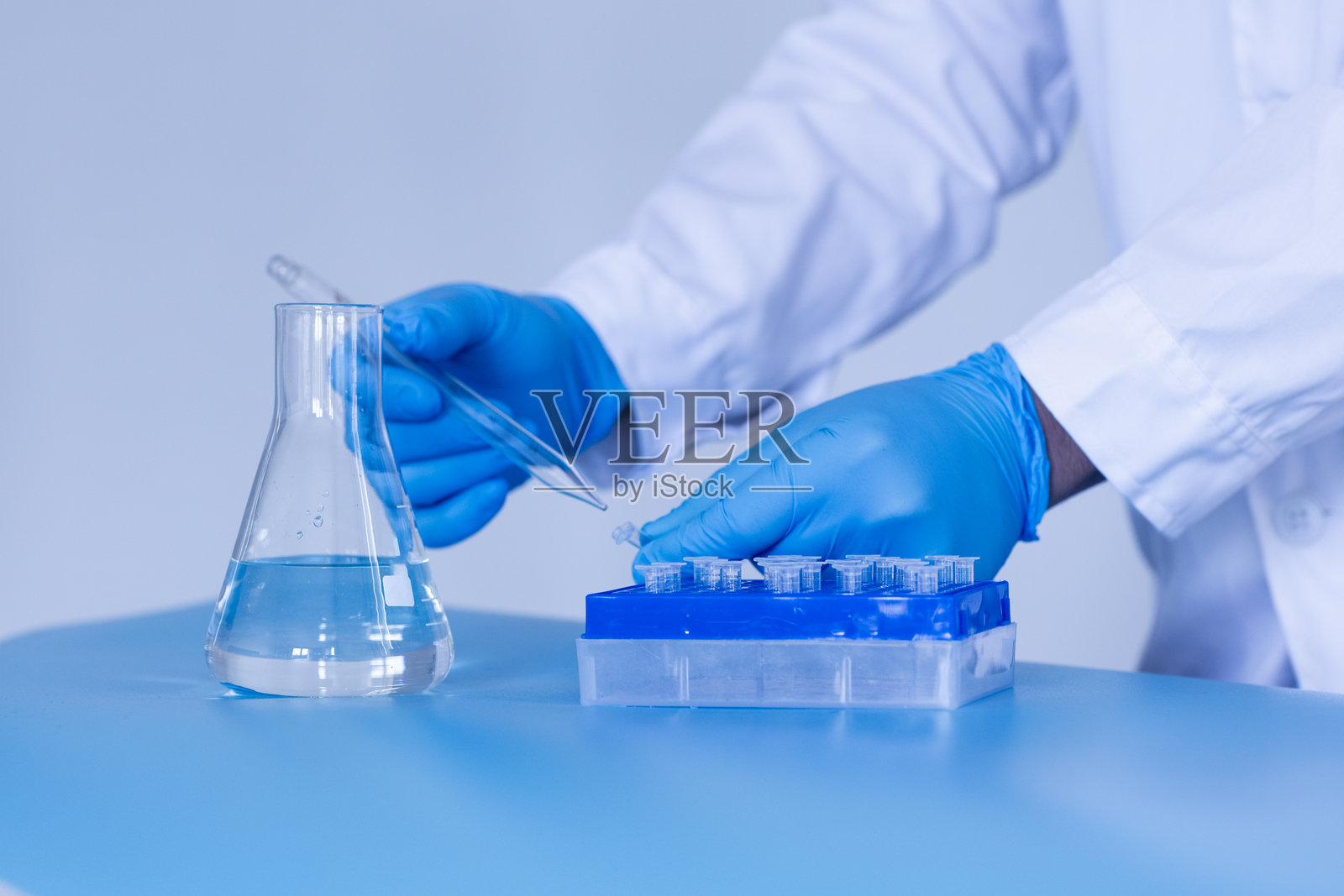 制药行业的生产线。药物和药品的制造,制药。照片摄影图片