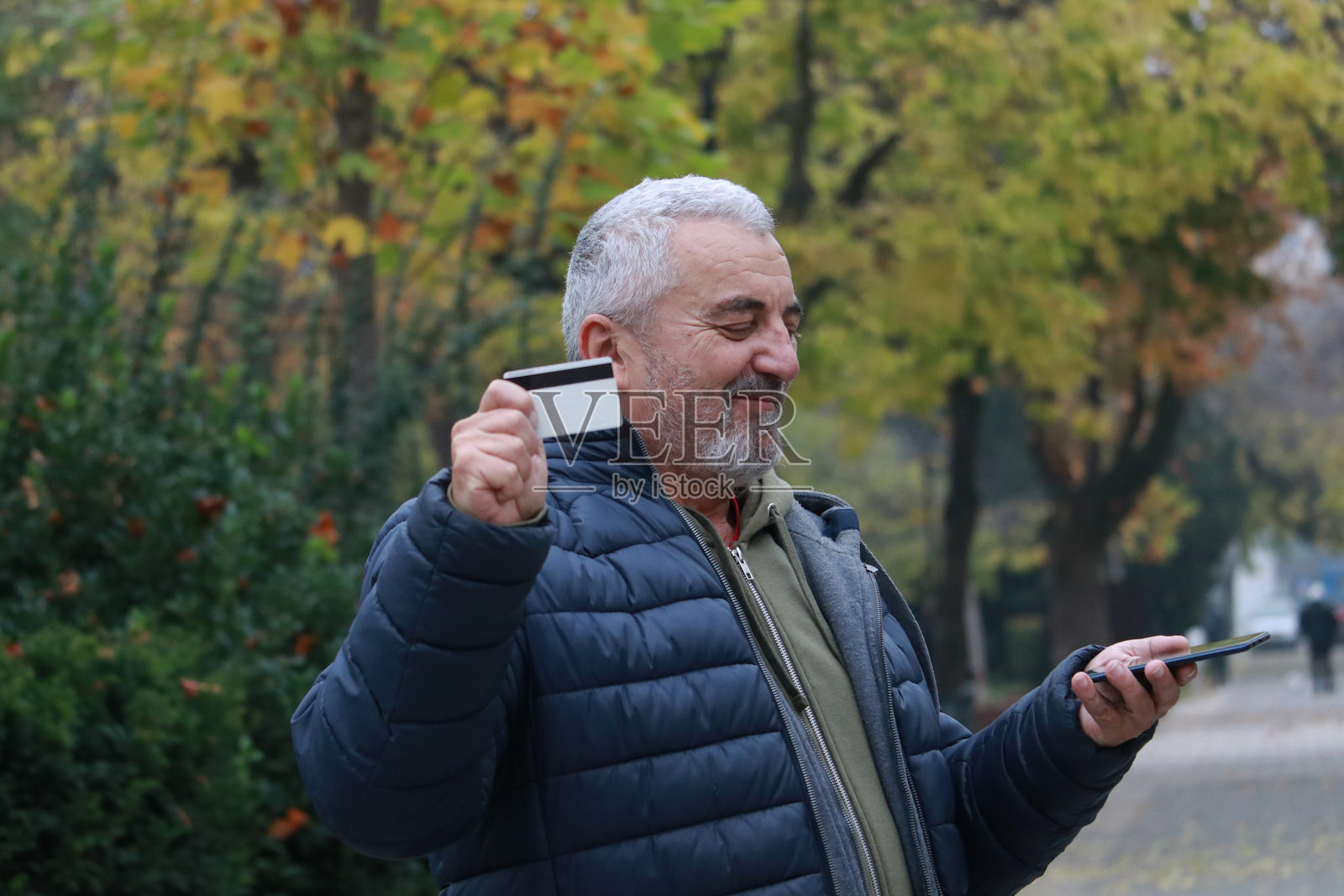 积极的老年男性在网上购物照片摄影图片