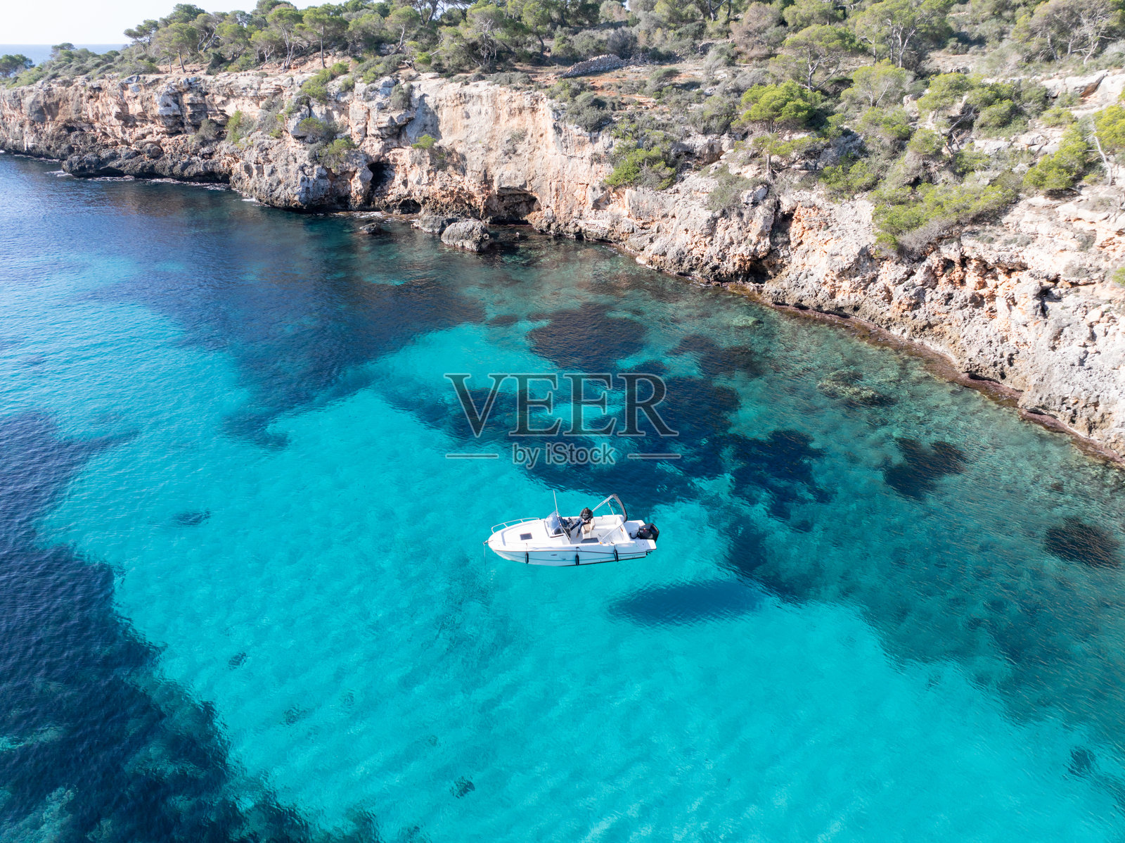 马约卡美丽海滩上的摩托艇照片摄影图片