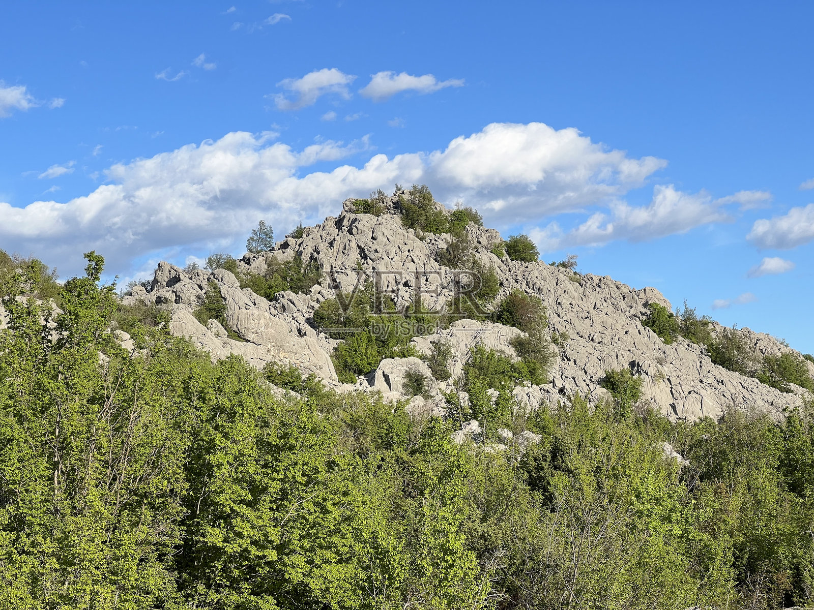 帕克莱尼察国家公园(克罗地亚斯塔里格拉德)的石灰岩岩石照片摄影图片