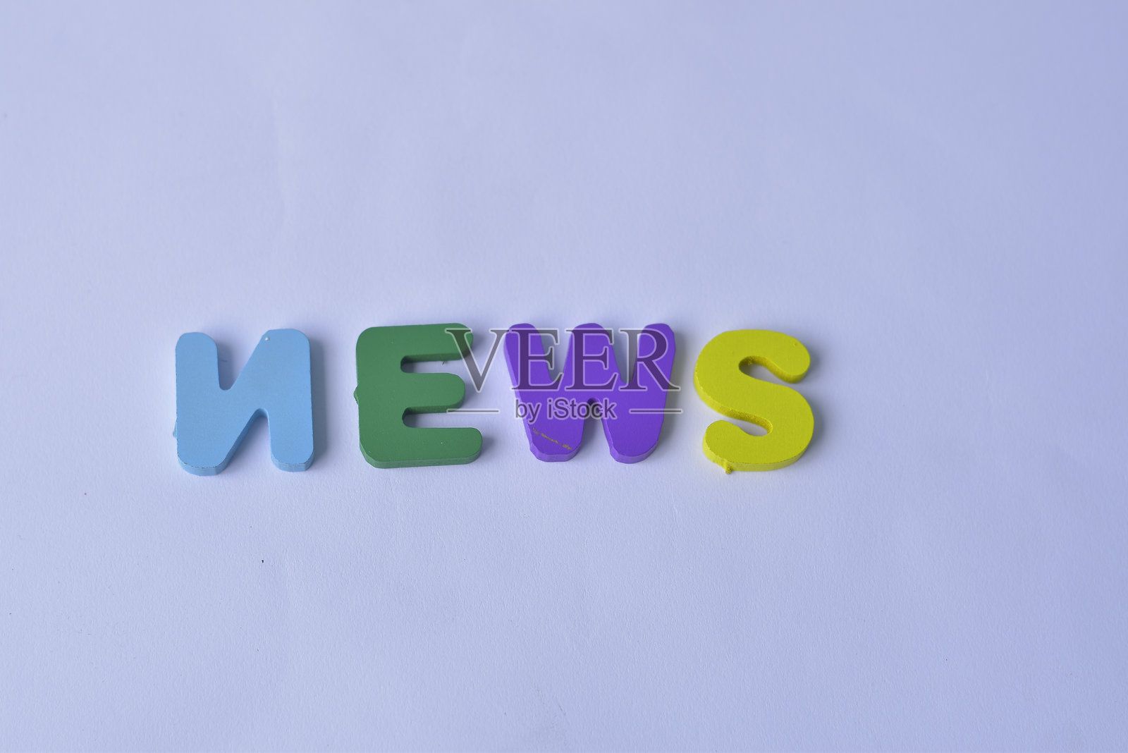 白色背景上的字母“NEWS”照片摄影图片
