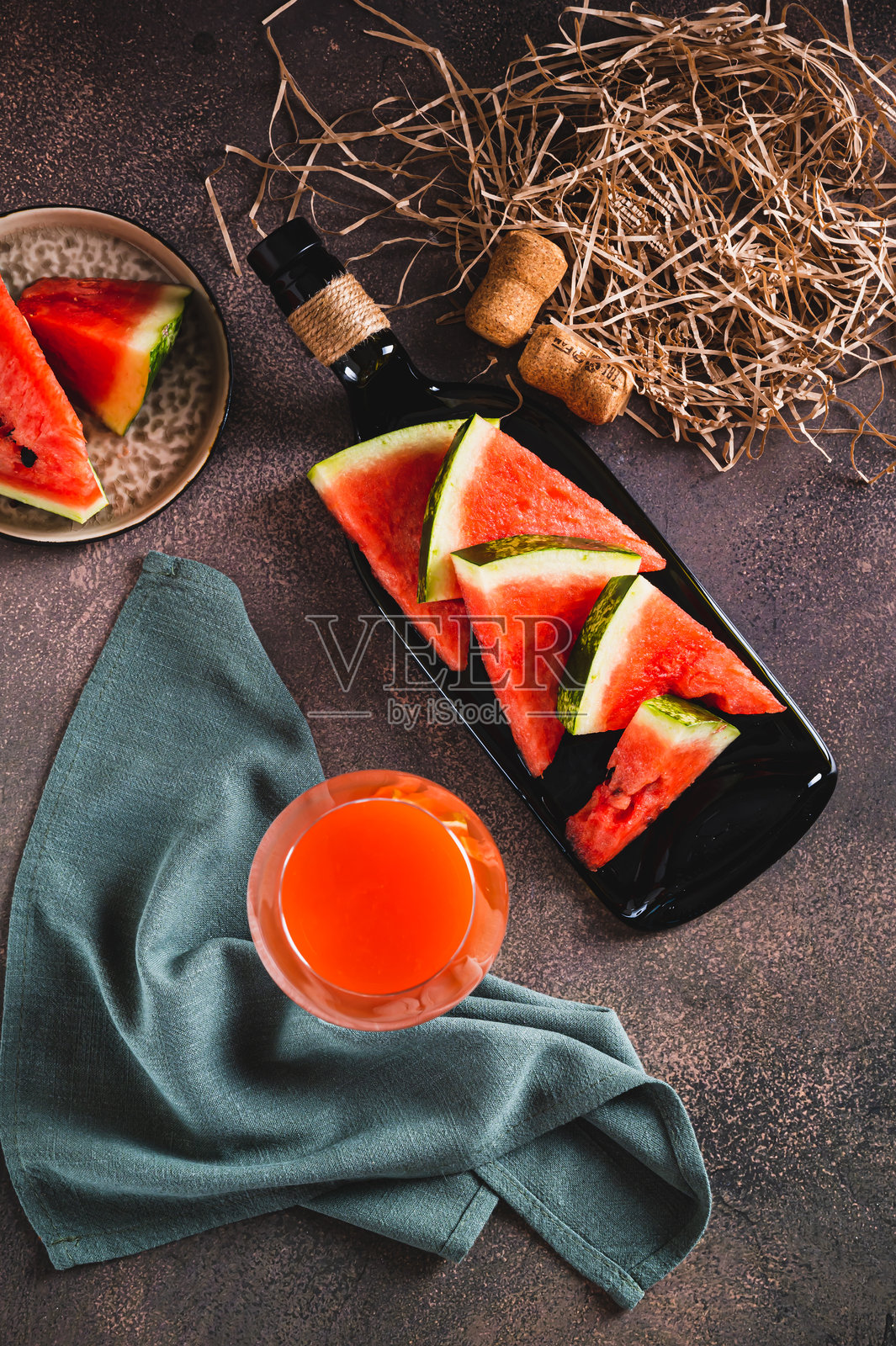 自制有机西瓜酒,盛在玻璃杯中,西瓜顶部,竖直视角照片摄影图片