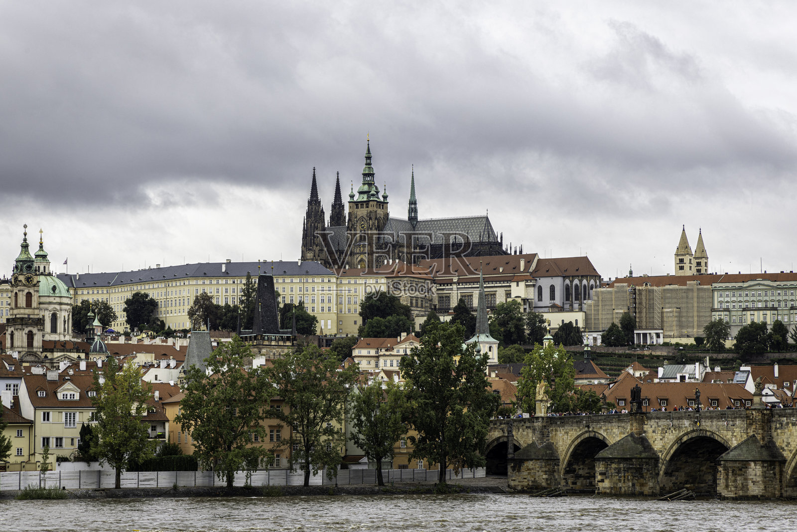 阴天的秋季老城景观:查尔斯桥、小城区、布拉格城堡和圣维特大教堂,捷克共和国照片摄影图片