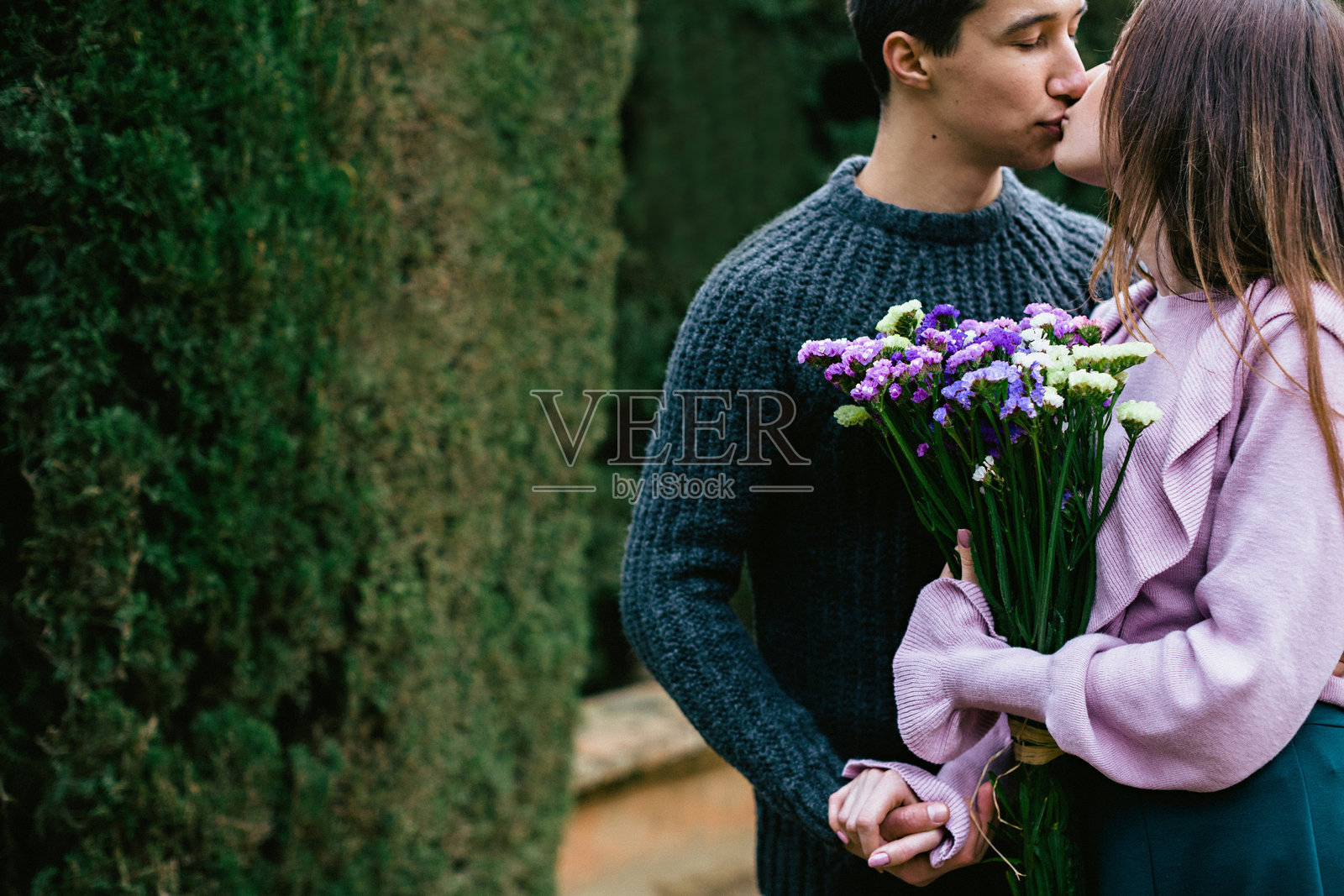 花园中的情侣亲吻照片摄影图片