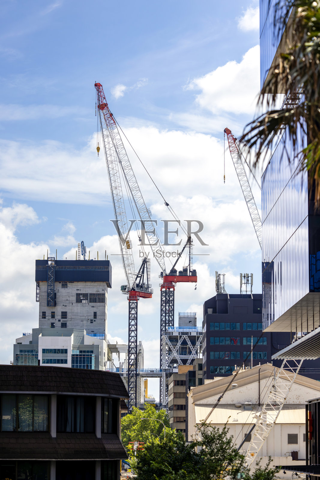 城市中摩天大楼的建设,天空背景留有空白空间照片摄影图片
