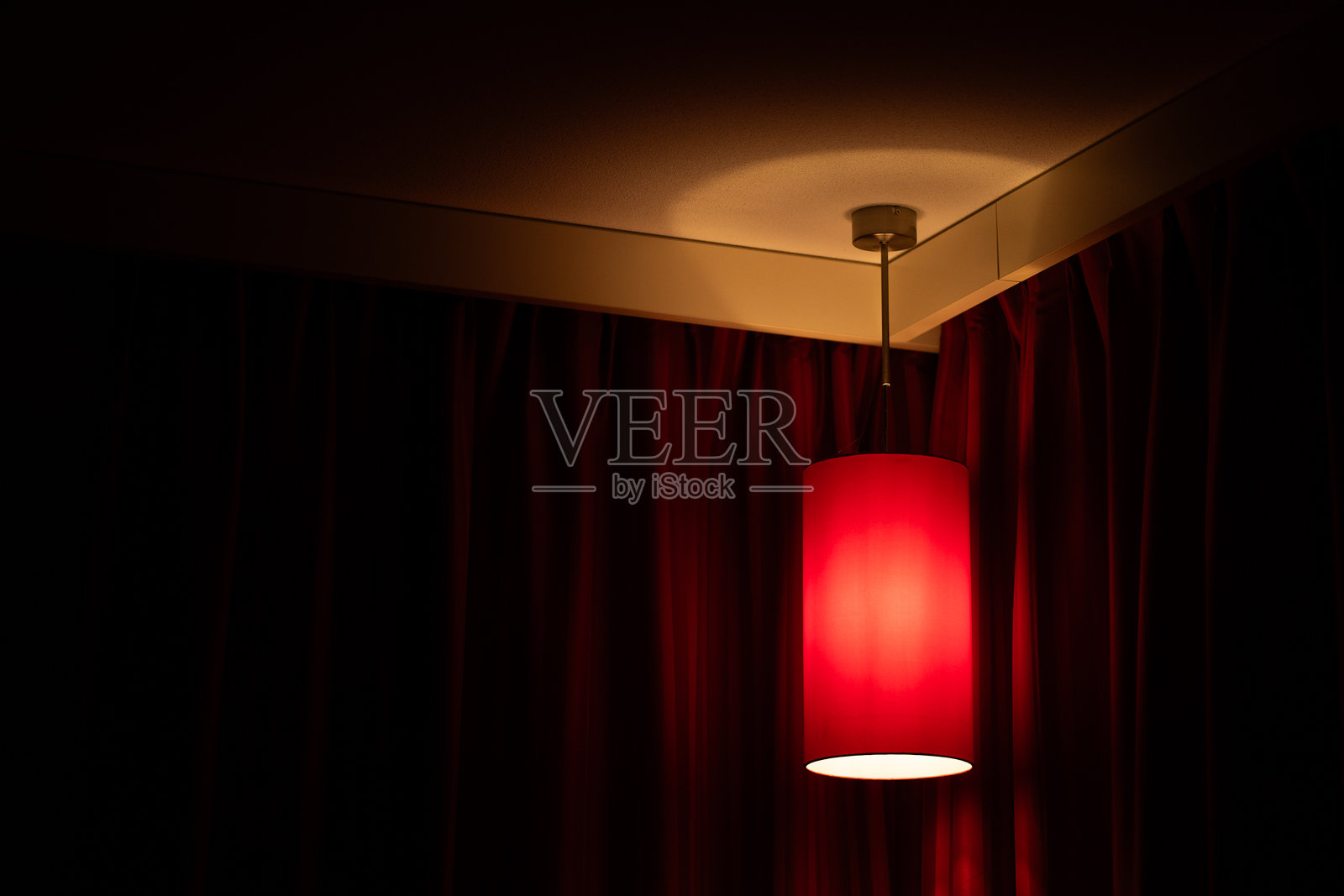 一盏设计师红色吊灯。照片摄影图片