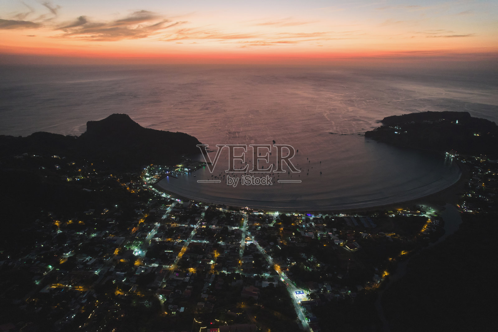 热带城市的灯光街道照片摄影图片