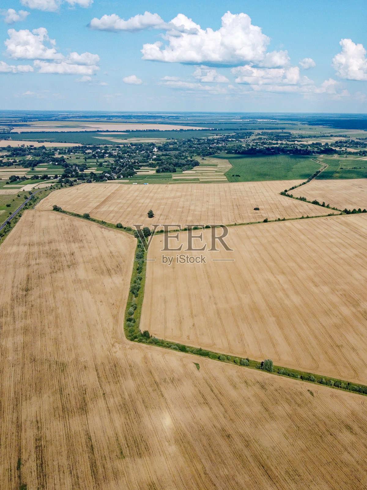 美丽的农业风景,开阔的田野与蓝天白云。鸟瞰农田。照片摄影图片