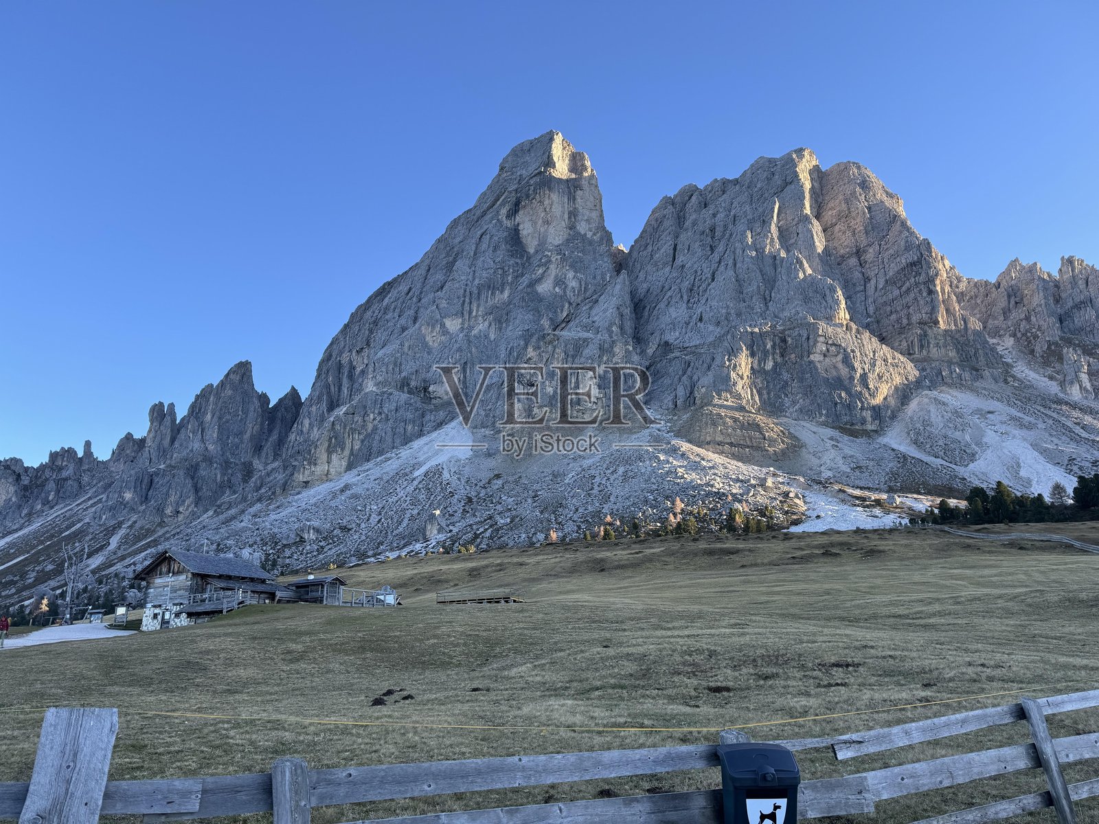 意大利:萨索普提亚山的景观,阿尔卑斯多洛米蒂山脉,南蒂罗尔,2024年10月23日。照片摄影图片