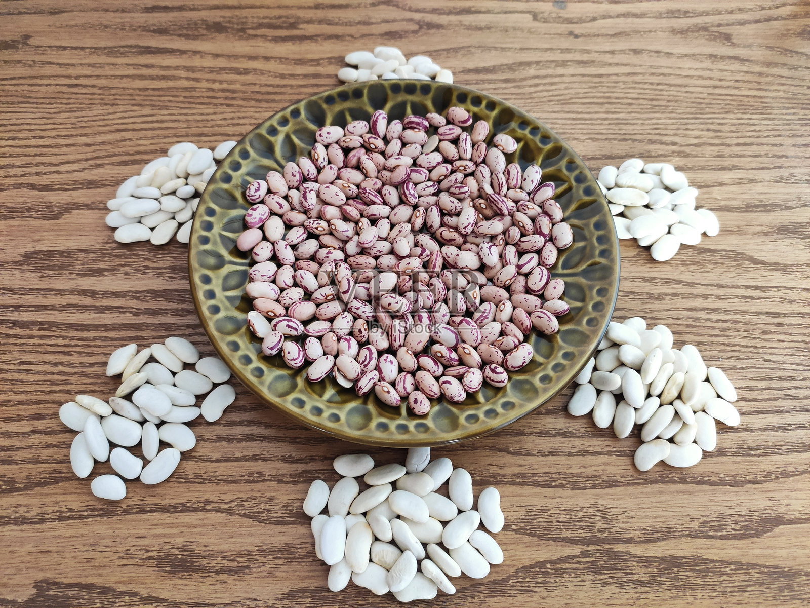 盘子上的豆子。天然有机食品照片摄影图片